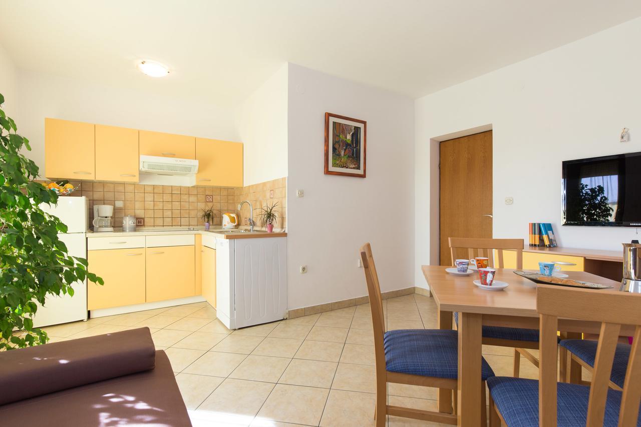 Apartment Julijana Krk Town Exteriör bild
